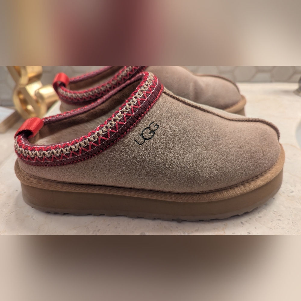 UGG Women's Tazz Size 8